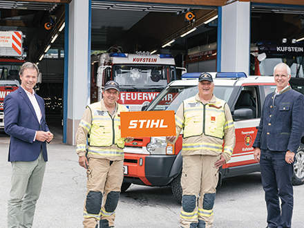 : STIHL Tirol is pleased to support the work of the fire fighters with a donation of 5,000 euros. Image: Wolfgang Simmer (STIHL Tirol), Hans-Peter Wohlschlager (commander VFB Kufstein), Sebastian Mayrhofer (deputy commander VFB Kufstein) and Clemens Schaller (STIHL Tirol) meet in Kufstein.