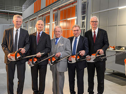 : Ready for the ceremonial opening (from left) Dr Bertram Kandziora (STIHL executive board chairman), Dr Nikolas Stihl (advisory and supervisory board chairman of the STIHL Group), Hans Peter Stihl (honorary chairman of the STIHL advisory and supervisory boards), Josef Koller (authorised officer and building project manager at STIHL Tirol) and Dr Clemens Schaller (managing director at STIHL Tirol).