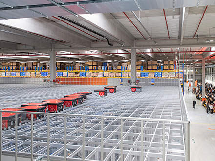 : 17 robots store 47,000 containers and stack them in aluminium shafts.