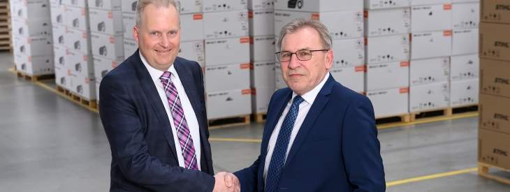 The production manager passes on the baton at STIHL Tirol: long-standing production manager Josef Koller (right) with his successor Richard Felix.