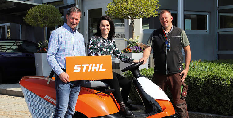 Rene Kunerth (right) and Doris Heinreich from Volkshilfe Werkbank accepted a STIHL ride-on mower from Wolfgang Simmer (STIHL Tirol). 