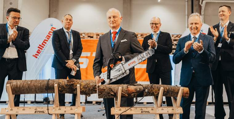Nikolas Stihl (centre), chairman of the STIHL advisory and supervisory board, officially opens the STIHL central warehouse in Völklingen with representatives from Hellmann and STIHL.