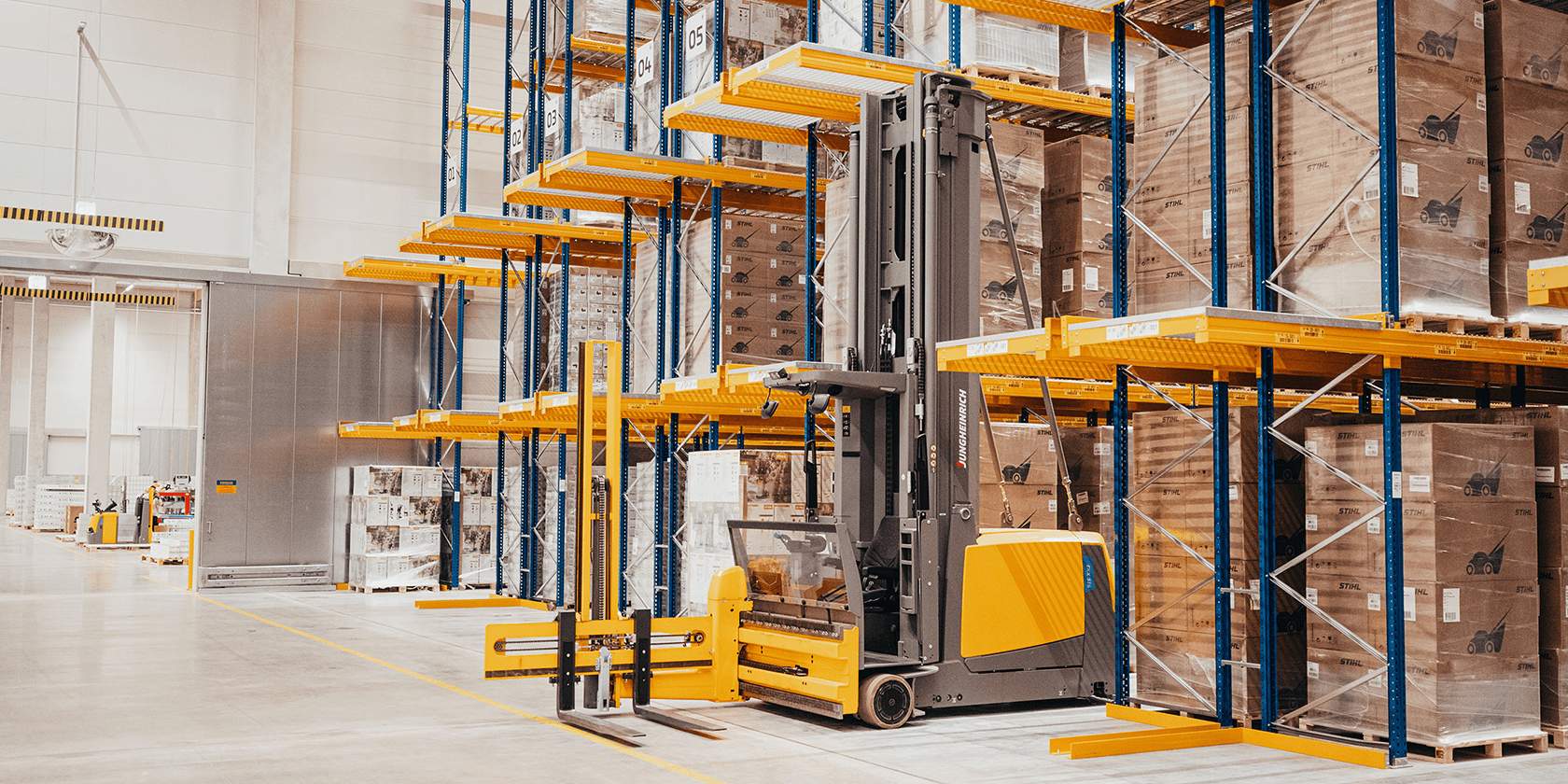 The largest logistics warehouse for the STIHL Group is used to store cordless products and all STIHL tools manufactured at the production site in Tyrol.