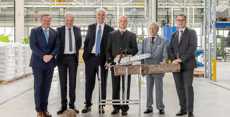 The official opening of the extension building at STIHL Tirol took place on 2 September 2022 – the occasion was fittingly marked by the cutting of a branch using a STIHL cordless chainsaw.