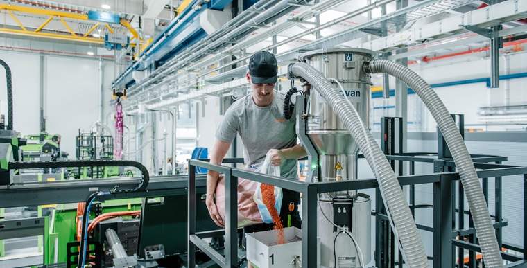 STIHL Tirol has increased the number of buildings on site in recent months by adding its own plastics manufacturing facility. In the image, employee Markus Porath fills the material conveyor system with plastic pellets.