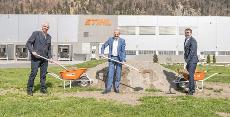 (From left to right) Clemens Schaller, managing director, and Richard Felix, production manager (both STIHL Tirol) at the ground-breaking ceremony with Anton Rieder from the construction company behind the project, RiederBau.