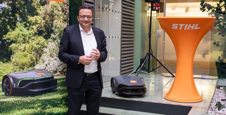 Fittingly, STIHL Tirol Managing Director Jan Grigor Schubert was supported by a STIHL iMOW robotic mower at the opening of the new office in the Tyrolean state capital.